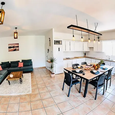 Apartment Spacieux T5, Terrasse, Proche Centre,parking Prive